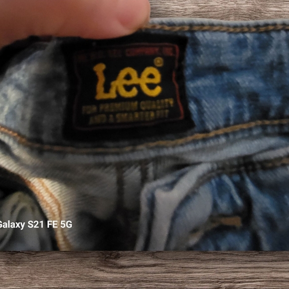 Lee Women's Denim Blue Shorts, Size 6, EUC (worn twice) - Picture 2 of 3